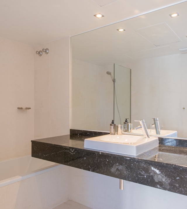 Resa Estates Ibiza for sale te koop apartment views Botafoch Talamanca bathroom 1.jpg